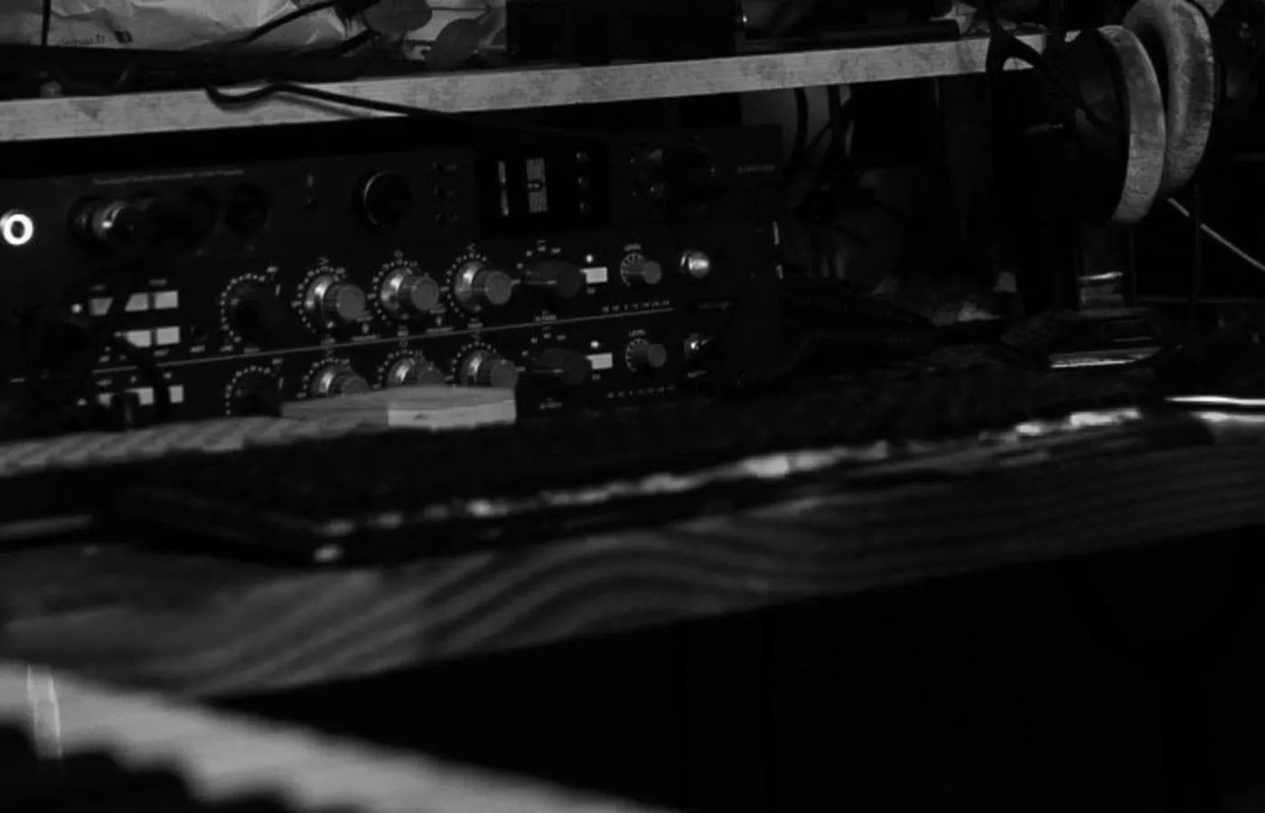 Équipements audio OTTRecord en noir et blanc